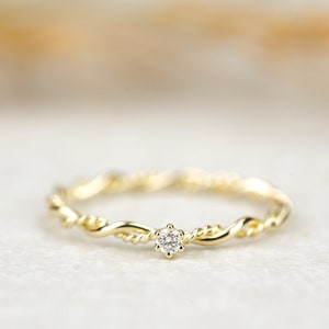 Verlobungsring Filou aus 585/ Gelbgold mit Krappenfassung und Diamant, Kordelring Bild 1