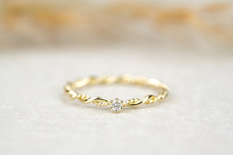 Verlobungsring Filou aus 585/ Gelbgold mit Krappenfassung und Diamant, Kordelring Bild 1