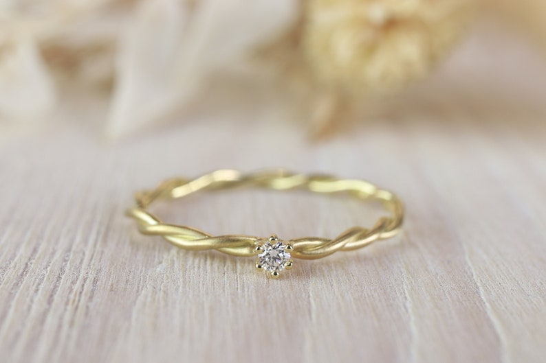 Verlobungsring Milou aus 585/ Gelbgold mit Krappenfassung und Diamant, Kordelring Bild 1