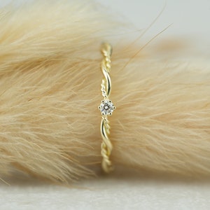 Verlobungsring Filou aus 585/ Gelbgold mit Krappenfassung und Diamant, Kordelring Bild 2