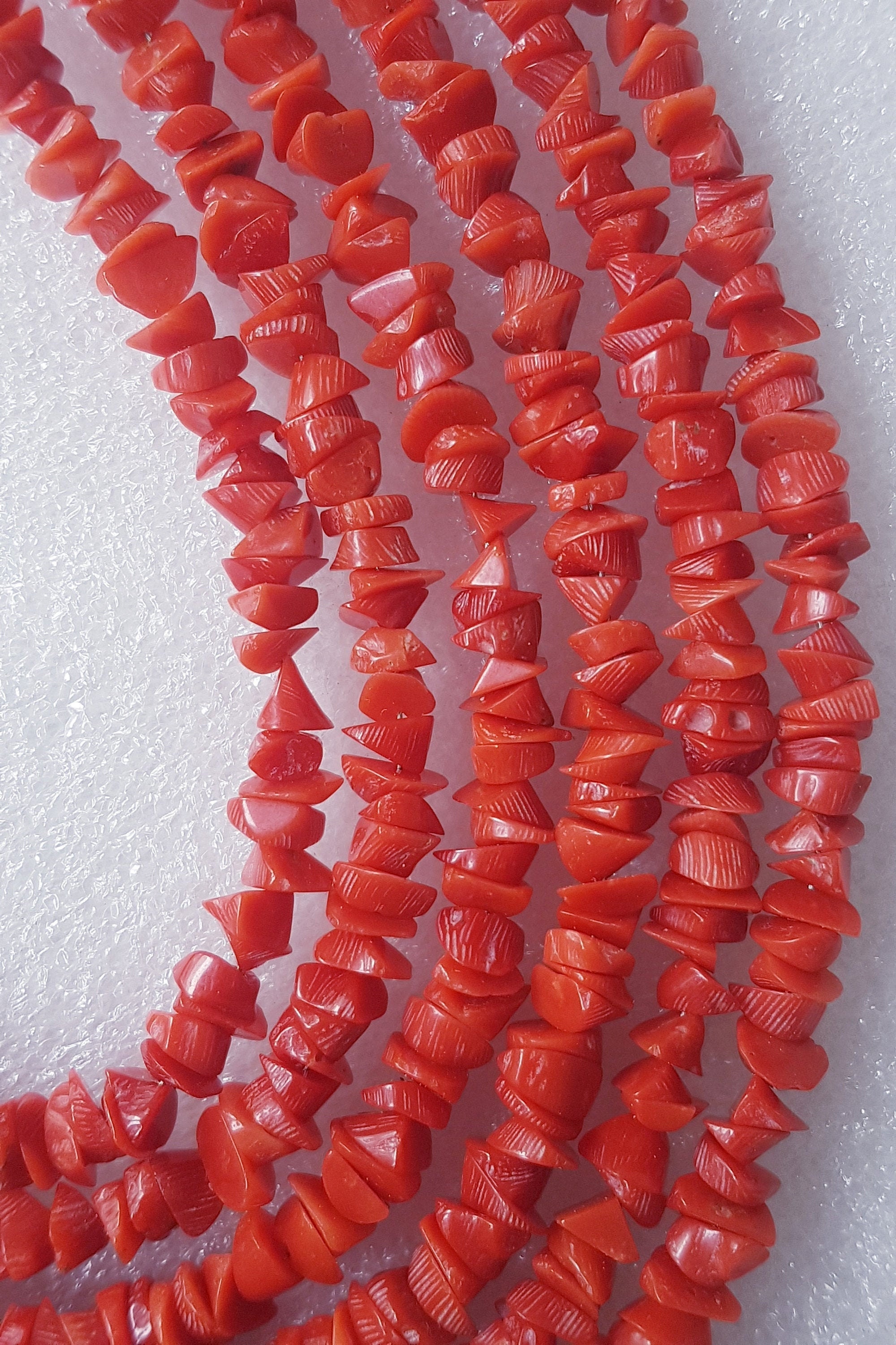 Pendentif En Corail Rouge Naturel | Perles Briolette Fait Main | Monture Laiton | Chaîne Perles | 25 Carats Environ | Style Vintage Ethnique