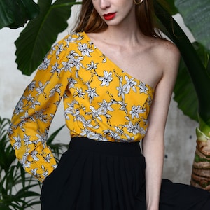One shouldered puff sleeve top with daffodil floral print.