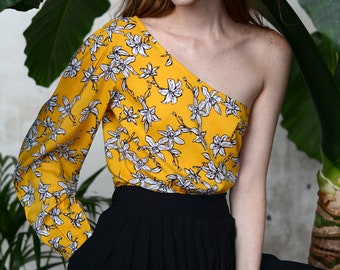 One shouldered puff sleeve top with daffodil floral print.