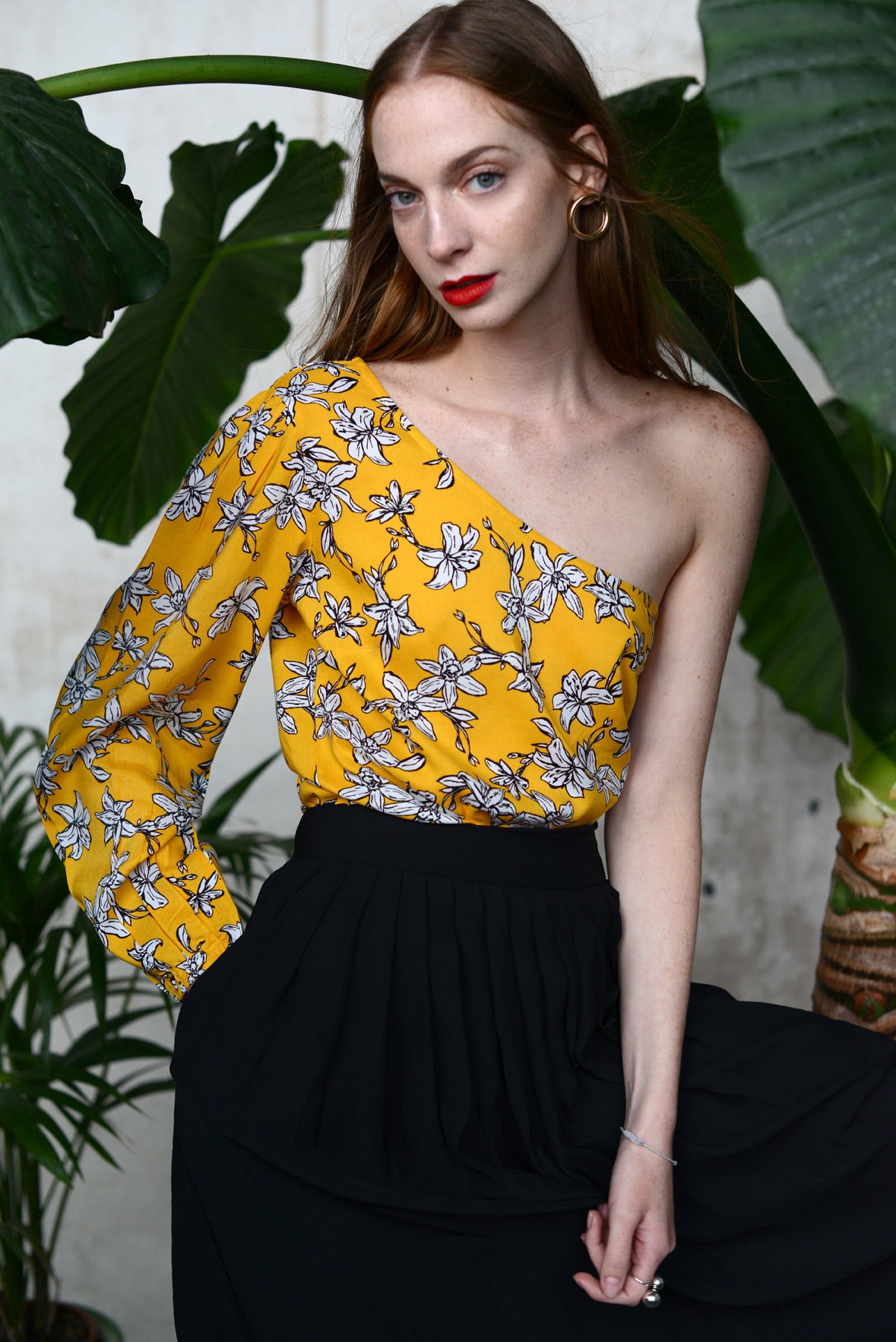 One shouldered puff sleeve top with daffodil floral print.