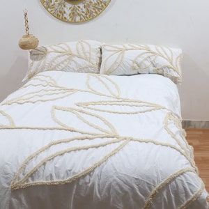 Handmade Tufted Cotton Duvet Cover Set: Boho Bedding with Tassels