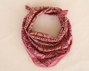 Dusty Rose Handblock Bomullsbandana: Boho Halsduk