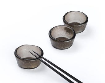 Kleine Saucenschüssel, Japanische Sojaschüssel, Japanische Saucengerichte, Kleine Schüsseln, Teller im Japan-Stil, Sushi-Gericht, Sojasaucengericht, Tapas-Gericht, Beilagengericht