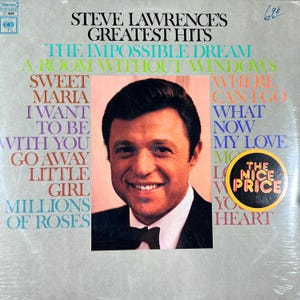 Könnte beinhalten: Ein Vintage-Vinyl-Schallplattenalbum mit dem Titel "Steve Lawrence's Greatest Hits". Das Albumcover zeigt ein Porträt von Steve Lawrence und eine Liste von Titeln in verschiedenen Farben. Ein "The Nice Price"-Aufkleber ist vorhanden.