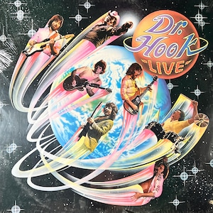Puede incluir: Una portada de álbum de vinilo vintage con una banda llamada Dr. Hook. El arte de la portada representa a los miembros de la banda en un estilo psicodélico colorido, con un fondo de estrellas y planetas que se arremolinan. El título del álbum, "Dr. Hook Live", está escrito en letras grandes y en negrita.