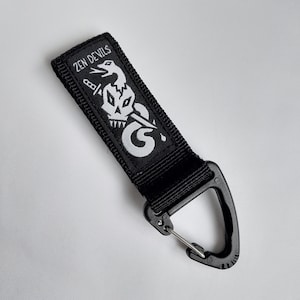 Zen Devils - Llavero táctico Molle The Death (negro) Calavera Katana Serpiente Ropa oscura militar Ropa técnica Warcore Tacticool