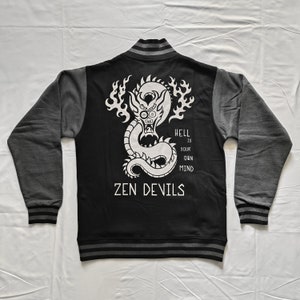 Zen Devils - Dragon Varsity Jacke Hell Mind Gestickter Schädel Flammen Schwarz Grau Letterman Teddy Occult Dark Cyberpunk