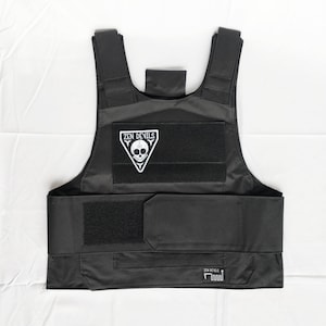 以下が含まれることがあります： 斑点のあるマット仕上げのセラミックマグカップ3個セット。マグカップはクリーム色、ライトグレー、ダークグレーの色合いです。各マグカップはシンプルでミニマリストなデザインで、コーヒーや紅茶に最適です。