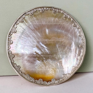 Flower Mother of Pearl Round Plate with Silver Trim Collectible Display – Versatile for Caviar Soap Candy Home Décor Seashell Plate 11cm