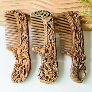Puede incluir: Tres peines de madera tallados intrincadamente con diseños florales y de pájaros detallados. Los peines son de color marrón y tienen un acabado de madera natural.