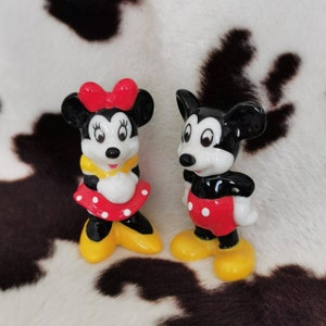 Vintage Disney Miniatur Mickey und Minnie Mouse Duo Ornament Dekorationen. Bone Porzellan aus Taiwan. Gekauft in den 1990er Jahren.