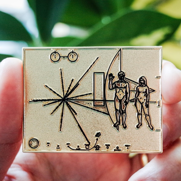 Pin vintage de esmalte dorado con placa pionera, tributo a extraterrestre, sonda espacial, ovni, luna, tierra, galaxia lunar, Hubble Voyager, arte de los años 70 y 80.