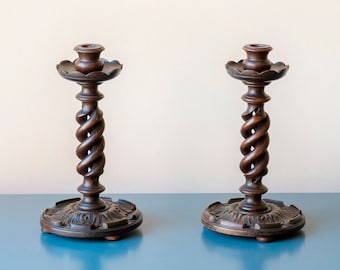 Paar handgeschnitzte Kerzenhalter aus den 1900er Jahren, Barley Twist, englische gedrechselte Kerzenständer aus Holz, antikes viktorianisches Wohndekor
