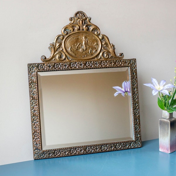 Miroir en cuivre sculpté à la main avec verre biseauté, miroir mural de scène hollandaise antique, vieux miroir orné, tenture murale en laiton