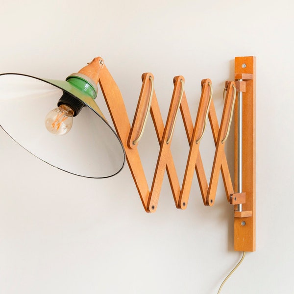 Scherenlampe aus Holz mit grünem Emaille-Schirm, Vintage-Akkordeonleuchte, Mid-Century-Modern-Lampe, 1960er-Jahre-Design, Wandmontage-Mundharmonika-Lampe