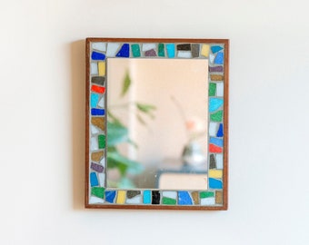 Mosaikspiegel aus der Mitte des Jahrhunderts, kleiner rechteckiger Wandspiegel, Design der 1960er Jahre, gefliester Rahmen, dekorativer niederländischer Retro-Spiegel