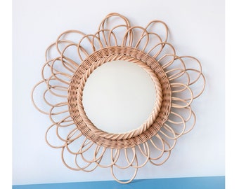 Espejo de flores de mimbre, diseño de la década de 1960, espejo de pared de la Riviera Francesa, moderno de mediados de siglo, espejo de ratán tejido redondo, espejo Boho