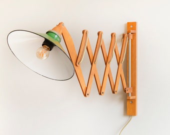 Lampe à ciseaux en bois avec abat-jour en émail vert, lumière accordéon vintage, lampe moderne du milieu du siècle, design des années 1960, lampe harmonica à montage mural