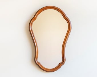 Dunkelbrauner Holzspiegel mit gewelltem Rahmen, alter Kaminsimsspiegel, rustikaler belgischer Spiegel, Design der 1960er Jahre, hergestellt in Belgien