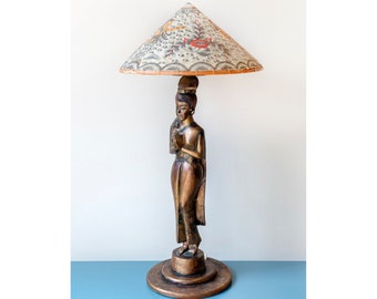 Lampe asiatique en bois sculpté, lampe de table moderne du milieu du siècle, lampe de déesse thaïlandaise avec abat-jour en rotin, design des années 1970