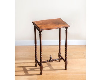 Table d’appoint brun foncé avec pieds tournés, support de plante en bois antique, table basse sculptée à la main en chêne, décoration rustique