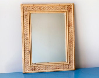 Specchio in rattan e bambù della metà del secolo, specchio da parete vintage, specchio decorativo, design anni '60, arredamento per la casa rustico