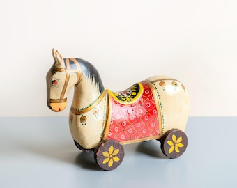 Antyczny koń indyjski, stara drewniana figurka na kółkach, dekoracyjna figurka kucyka z lat 30. XX wieku, wyprodukowana w Indiach, ręcznie malowany koń radżastański