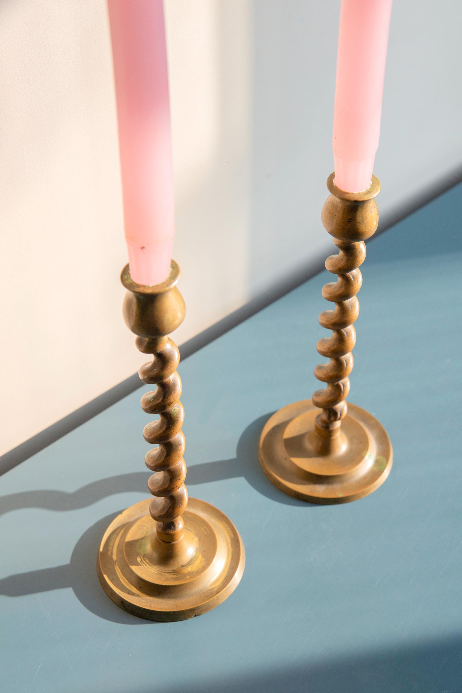 真鍮製大麦ツイストキャンドルホルダー、2 つの英国ビクトリア朝回転