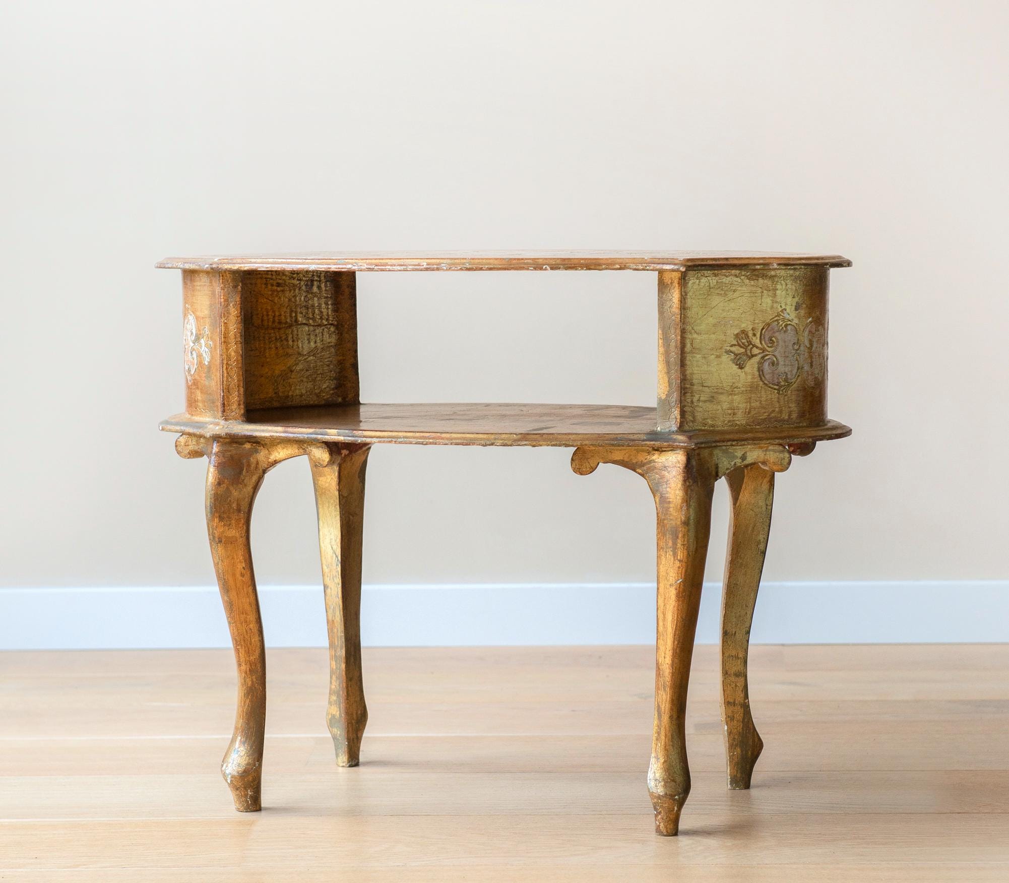 金色の装飾的オーバルテーブル 金色の装飾的オーバルテーブル 金色の装飾的オーバルテーブル 装飾的な