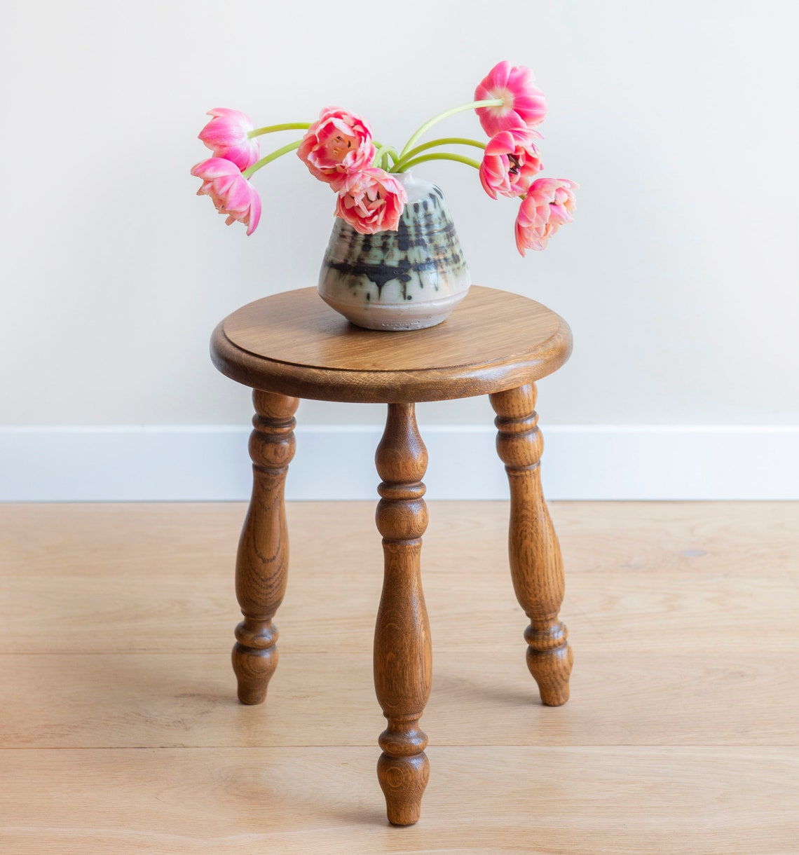 Antique Oak Stool – Rustic Tripod Side Table with Turned Legs, Farmhouse Decor, foto 2 di 5