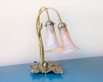 Lampe de table Art Nouveau avec abat-jour en verre tulipe, lampe nénuphar en laiton, lampe en verre Jugendstil Murano, lampe de bureau florale, décoration rustique