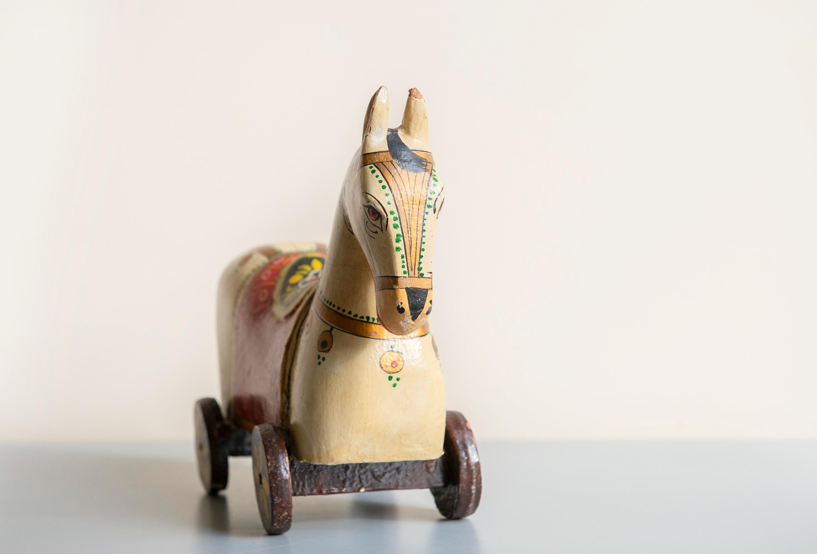 ANCIENNE TETE DE CHEVAL en bois sculpté et peint, sur socle, Inde
