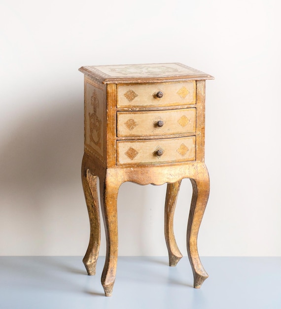 Italienischer Florentiner Schrank mit drei Schubladen – Vintage-Nachttisch aus den 1960er Jahren, vergoldet – Barocke, goldlackierte Kommode mit geschwungenen Beinen