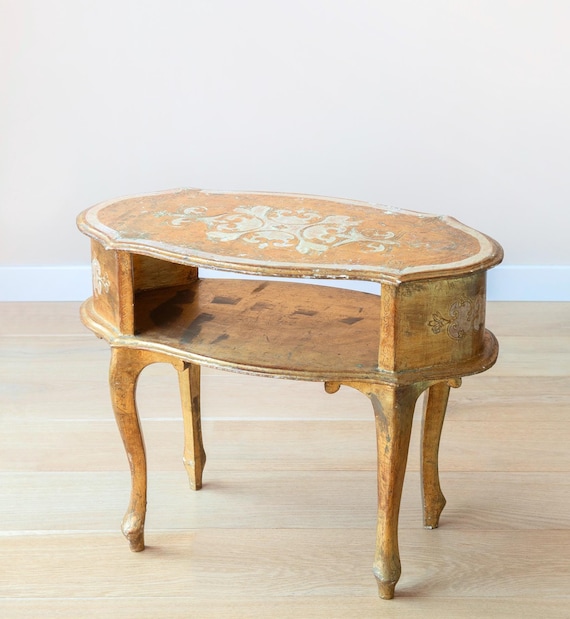 金色の装飾的オーバルテーブル 金色の装飾的オーバルテーブル 金色の装飾的オーバルテーブル 装飾的な