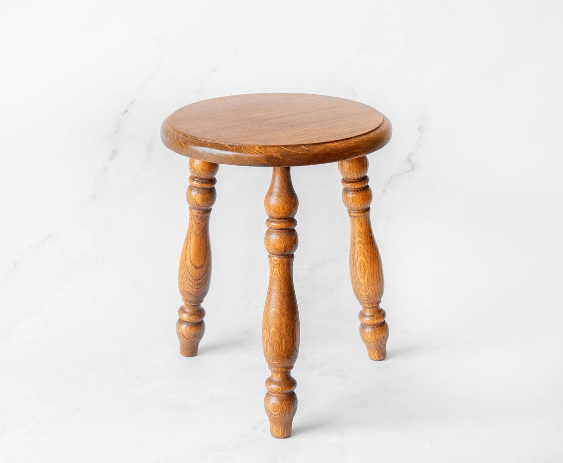 Antique Oak Stool – Rustic Tripod Side Table with Turned Legs, Farmhouse Decor, foto 3 di 5
