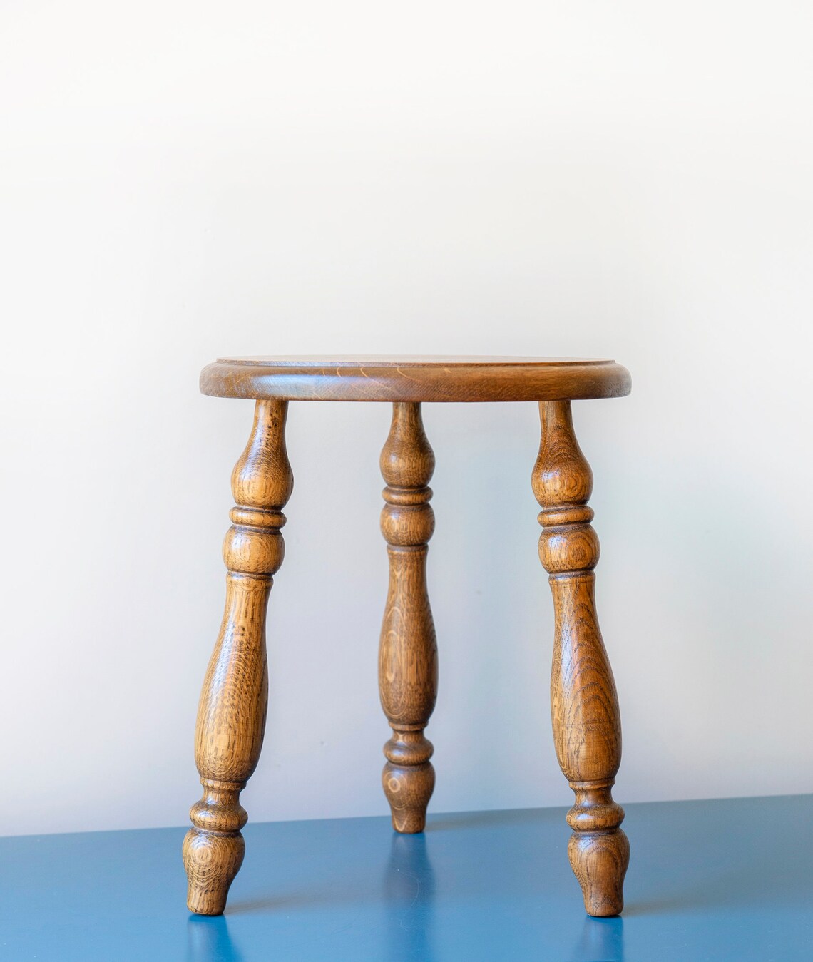 Antique Oak Stool – Rustic Tripod Side Table with Turned Legs, Farmhouse Decor, foto 4 di 5