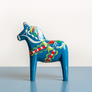Swedish Dala Horse Statue, Decorative Wooden Pony Figurine, Folk Art, Hand Painted Statue, Farmhouse Decor, Made in Sweden