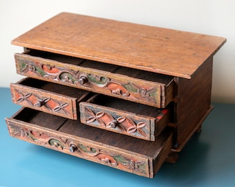 彫刻　アンティーク　木製　チェスト　ベンチ　飾り棚　インドネシア家具　アジア家具 引き出し付きアンティーク手彫りキャビネット、インドネシア木製収納