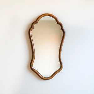 Dunkelbrauner Spiegel mit gewelltem Rahmen, alter Kaminsimsspiegel, rustikaler französischer Spiegel, Design der 1960er Jahre, hergestellt in Frankreich