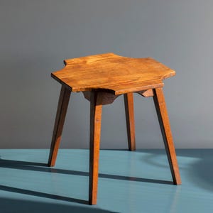 Sidobord i ek, vintage växtställ i trä, soffbord i art déco-stil, holländsk pall, design i Amsterdamskolan