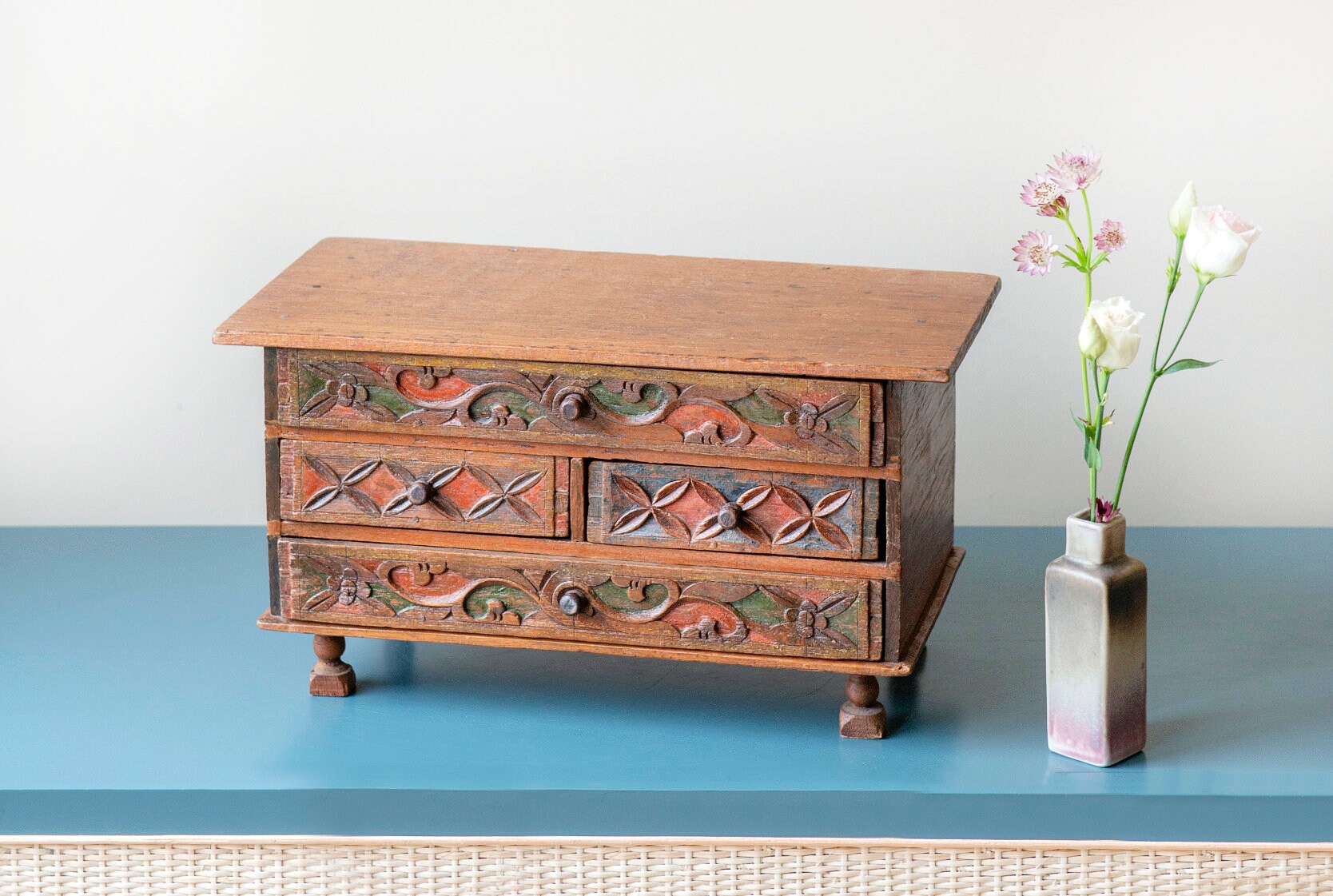 木彫り装飾のキャビネット　引き取り可能な方限定 アジアン家具　オーダーメイド品 木彫り装飾のキャビネット 引き取り可能な方限定 アジアン家具