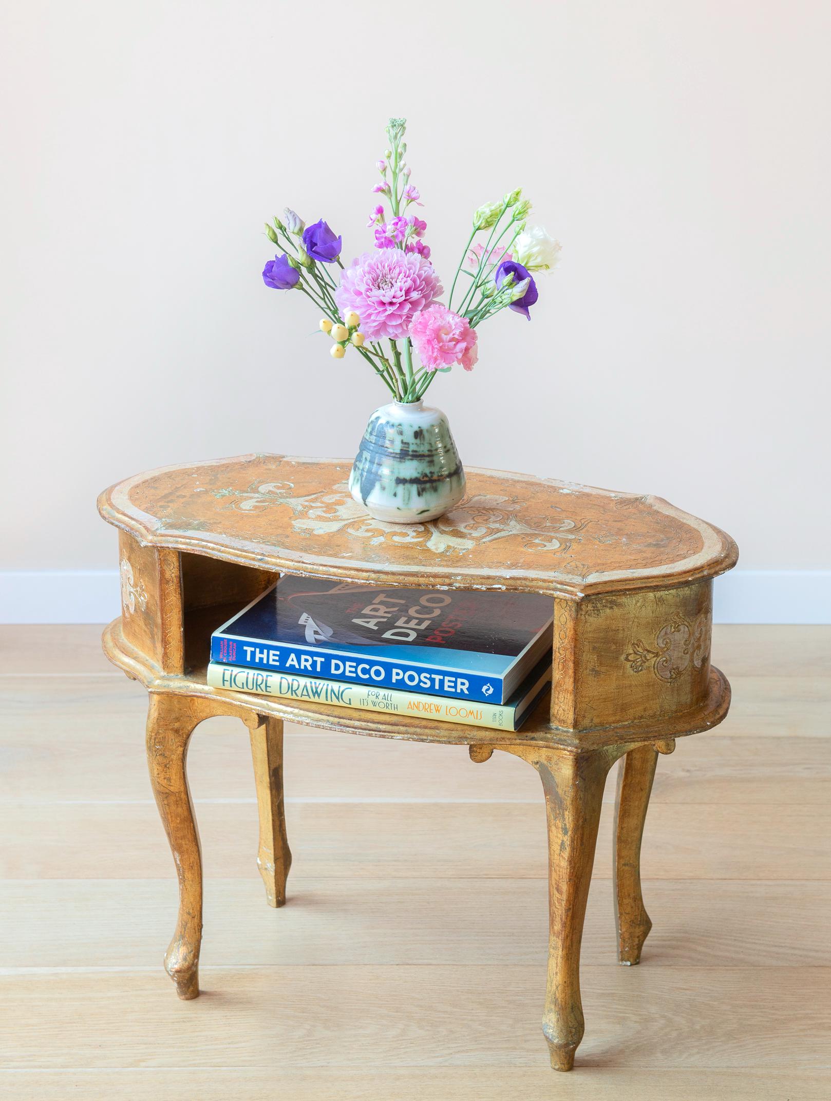 イタリア製オーバルコーヒーテーブル、フィレンツェ風ゴールド本棚