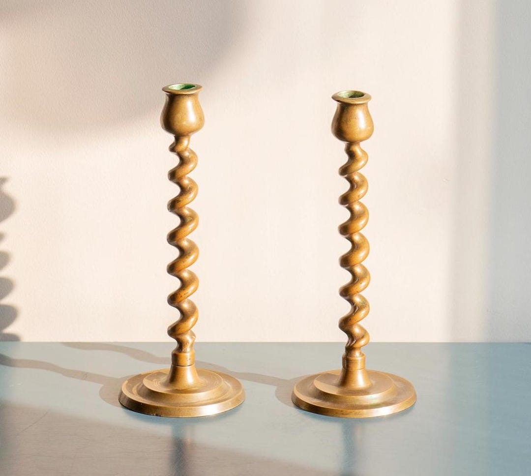 真鍮製大麦ツイストキャンドルホルダー、2 つの英国ビクトリア朝回転