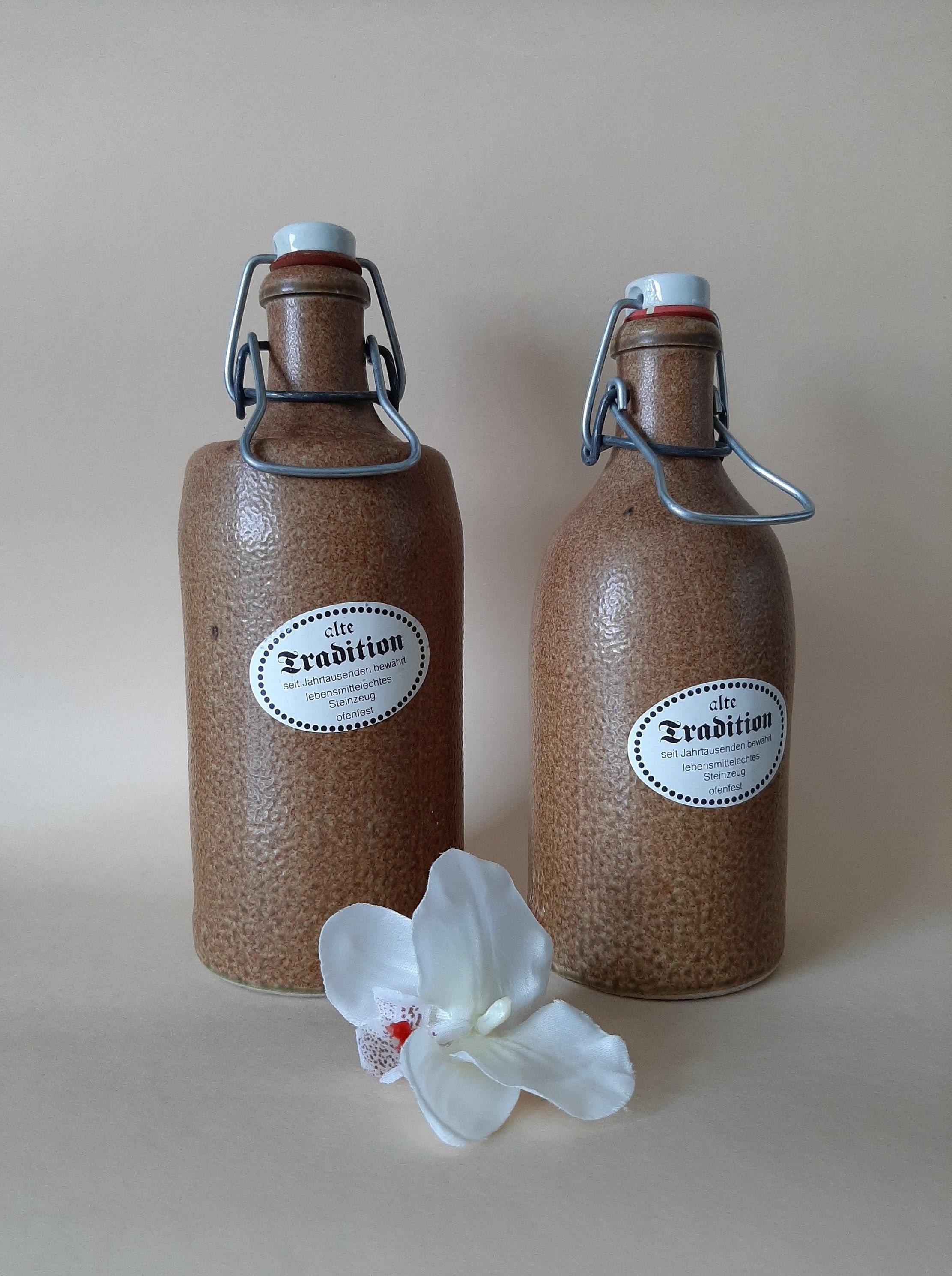Vintage Flaschen mit Kirschblütenzweigen … – Bild kaufen