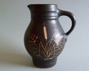 Krug Keramik braun geritztes Motiv, 60er 70er Jahre, 12 cm hoch