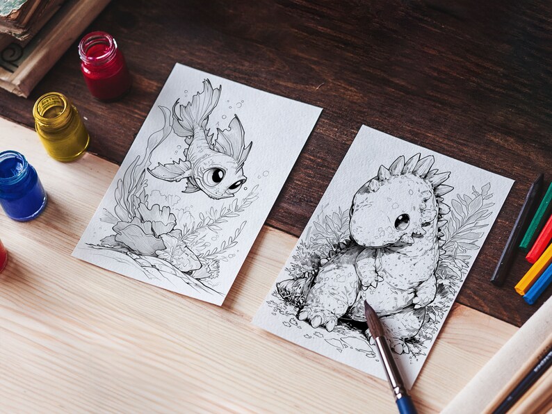 Op de afbeelding: Twee zwart-wit illustraties op wit papier, een van een vis en een van een dinosaurus. De illustraties liggen op een houten tafel met verfpotten en kleurpotloden.